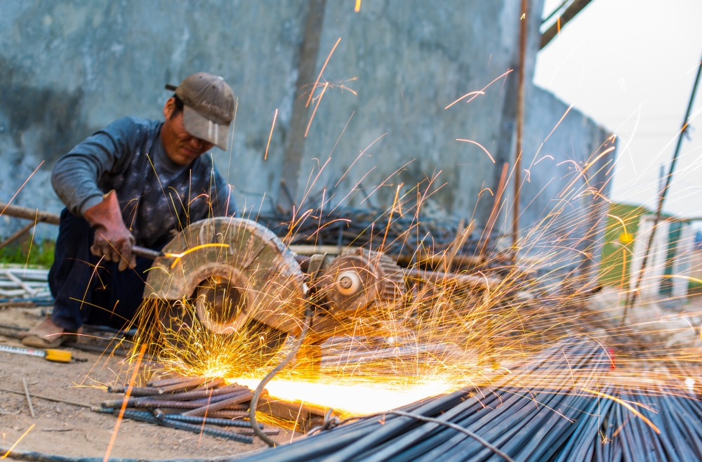 摄图网_500712986_建筑工人切割钢材(非企业商用) 摄图网_500712986_建筑工人切割钢材(非企业商用)